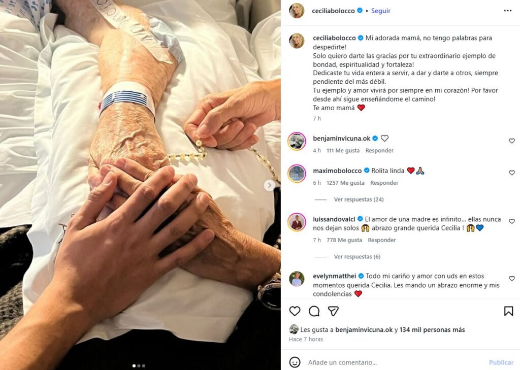 Cecilia Bolocco junto a su madre Rose Marie Fonck en una foto familiar