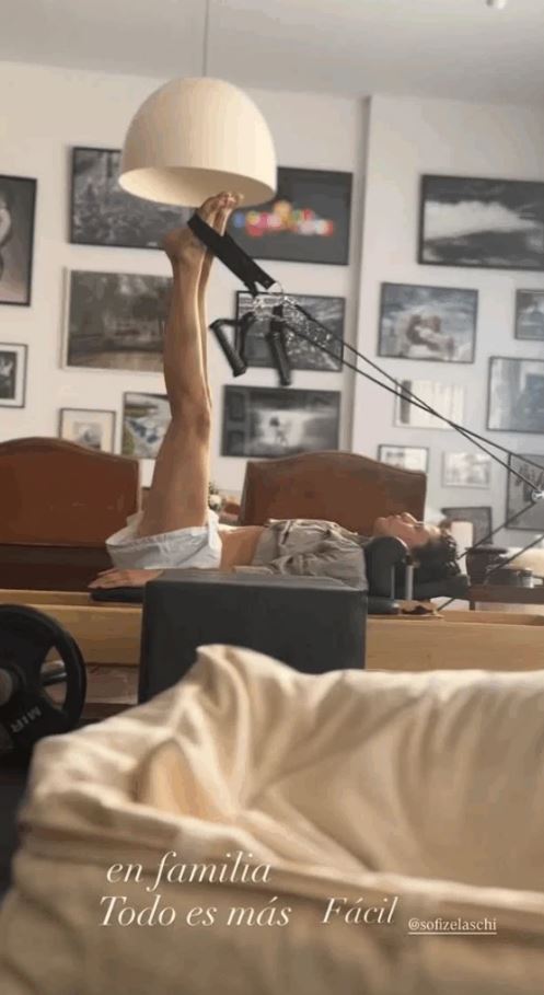 Sofía Zelaschi junto a Christian Petersen en su casa durante la recuperación del chef