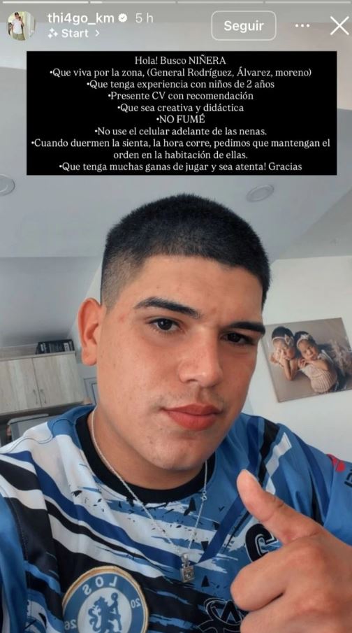 Thiago Medina junto a Daniela Celis y sus gemelas Aimé y Laia en una imagen familiar compartida en redes sociales.