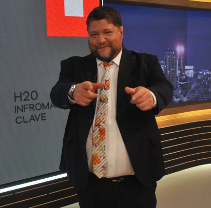 Nicolás Wiñazki en la puerta de una casa en obra donde sufrió un asalto armado en Hurlingham.