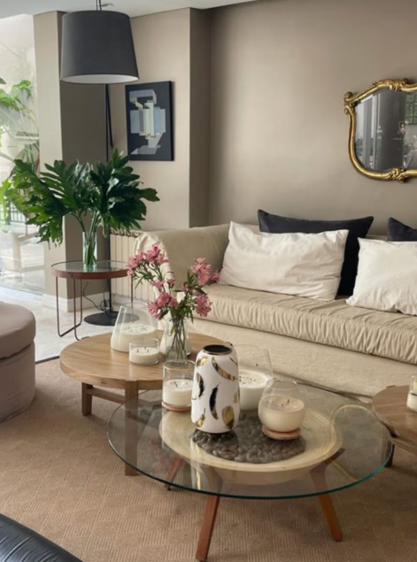 Vista del interior de la casa de Benjamín Vicuña en Barrio Parque, con ambientes amplios, luz natural y estilo clásico europeo.