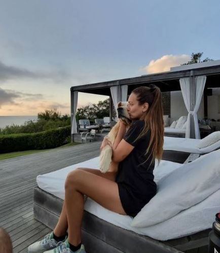 Lucía Pedraza y Nacho Viale posan juntos en un evento, con actitud relajada y sonriente.