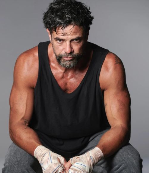 Luciano Castro en una imagen actual, con gesto serio, durante una producción televisiva.