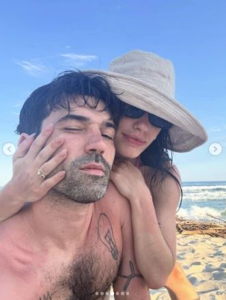 Lali Espósito muestra su anillo de compromiso junto a Pedro Rosemblat en una foto íntima.