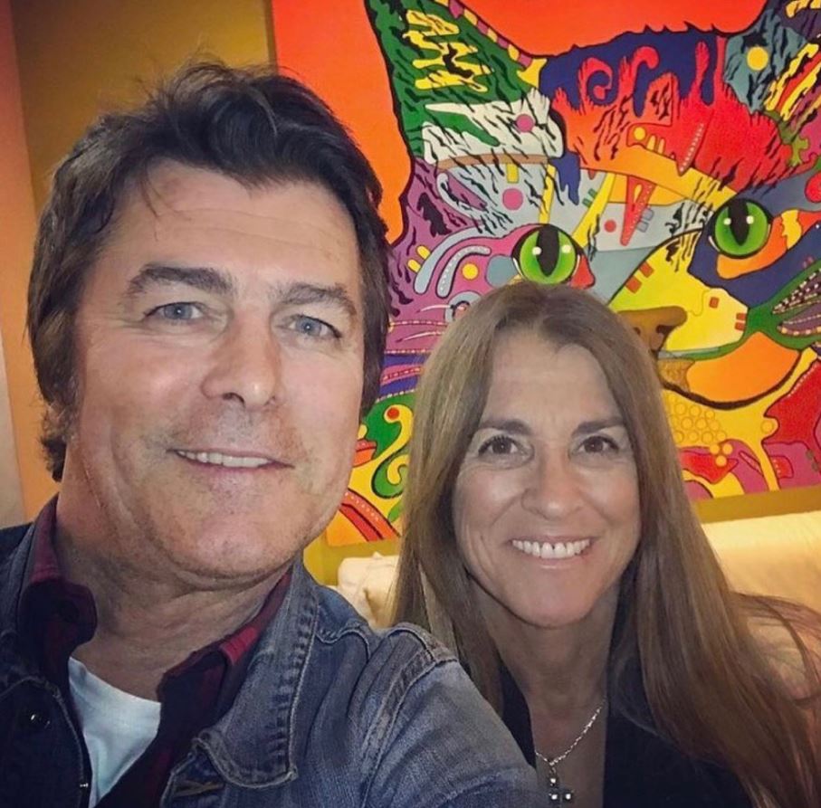 Gabriel Corrado junto a Costanza Feraud posando en una imagen familiar y relajada.