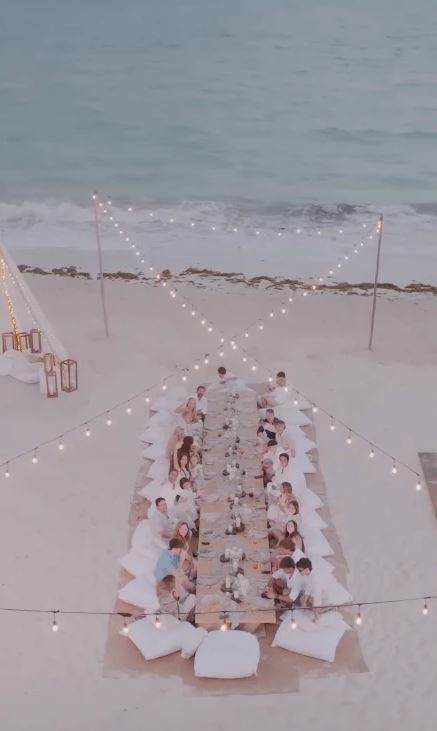 Pampita celebrando su cumpleaños 48 con una cena íntima frente al mar en Cancún junto a familiares y amigos.