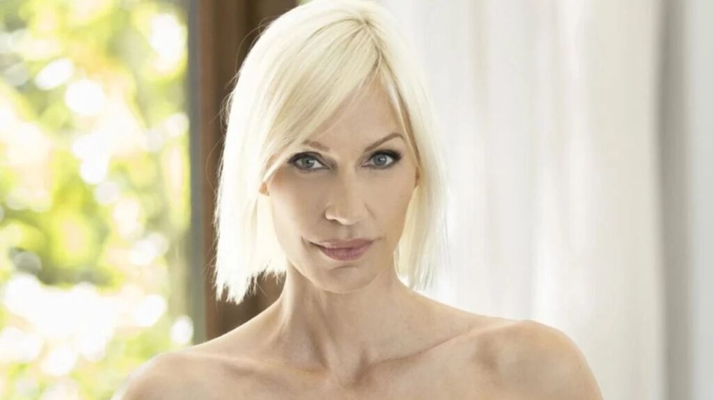 Ingrid Grudke durante una entrevista, con gesto sereno, al recordar a su hermano fallecido y hablar de su familia.