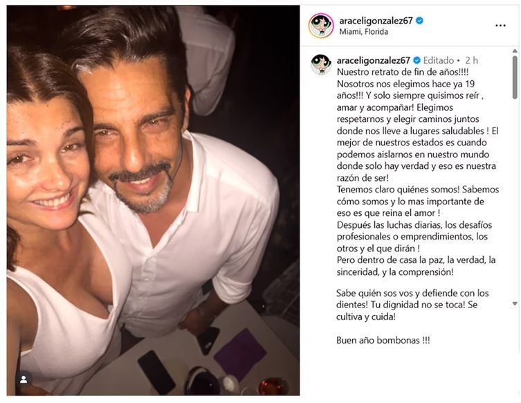 Araceli González y Fabián Mazzei sonrientes durante sus vacaciones, posando juntos en una foto íntima.
