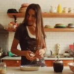 Lejos del tono gourmet y del brillo televisivo, Juana Viale eligió mostrar una escena mínima: sobras, horno y una frase que resume todo. No fue solo una receta, fue una forma de pararse frente a lo cotidiano.