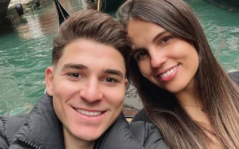 Julián Álvarez presentó a Amadeo con un gesto íntimo y simbólico