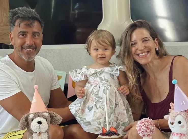 Fede Hoppe y Macarena Rinaldi celebraron el primer cumpleaños de Amanda en casa