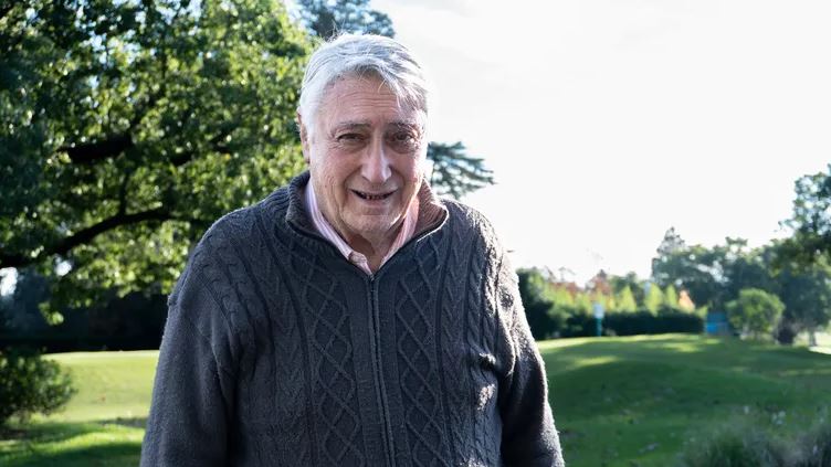 Murió Guillermo Salatino, la voz que acompañó al tenis argentino durante décadas