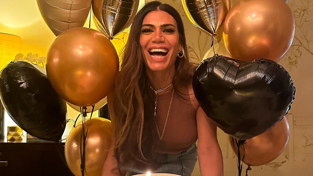 ¡A puro lujo! El doble festejo de Flor de la V por sus 51 años: TV, familia y un look "rojo pasión"