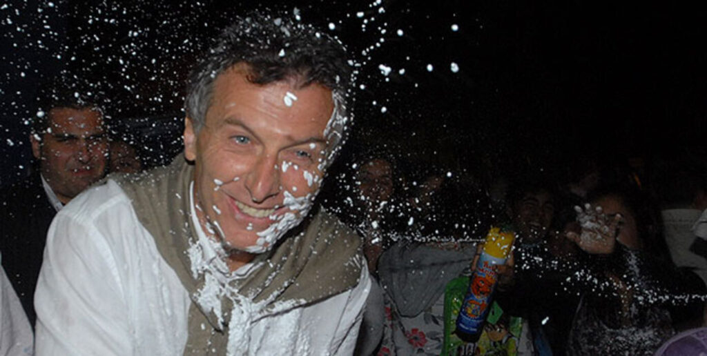 Mauricio Macri apareció bailando con Emily Lucius y el video en Los Polvorines se volvió viral