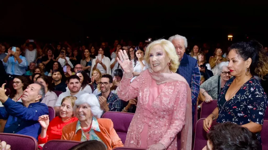 Mirtha Legrand fue al teatro y la sala entera se puso de pie para ovacionarla: "Aquí estoy feliz"