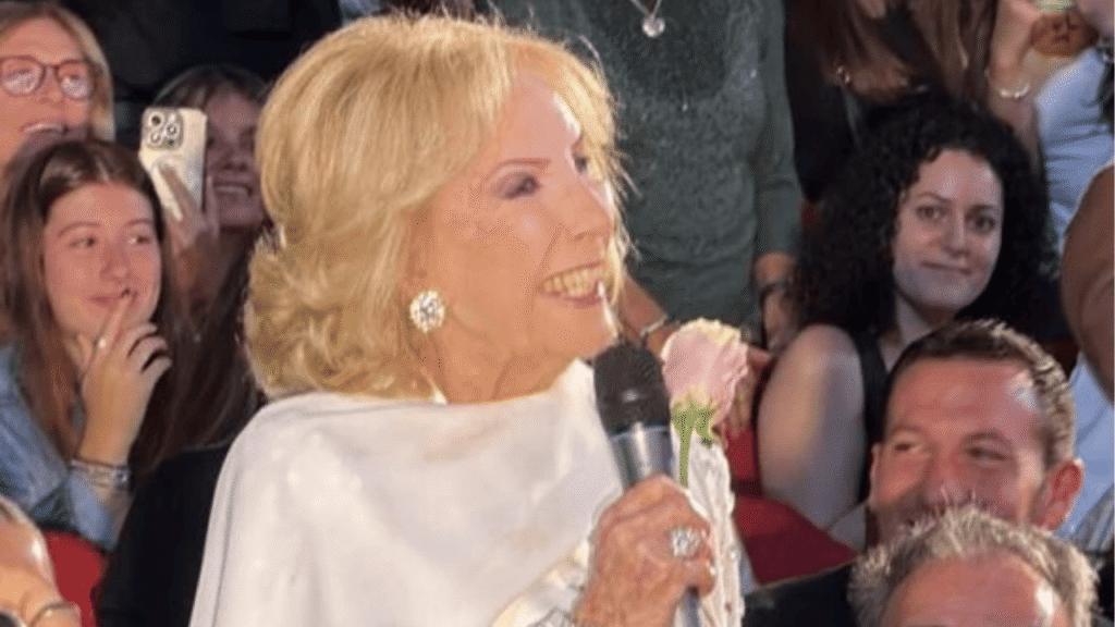 Mirtha Legrand y Lizy Tagliani: el encuentro en el Teatro Broadway que dejó un detalle para el análisis