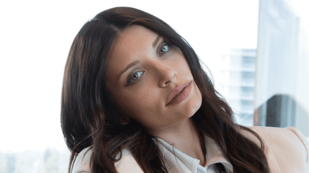 Eva de Dominici apareció en silla de ruedas tras una cirugía estética que se complicó en Buenos Aires