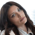 Eva de Dominici apareció en silla de ruedas tras una cirugía estética que se complicó en Buenos Aires