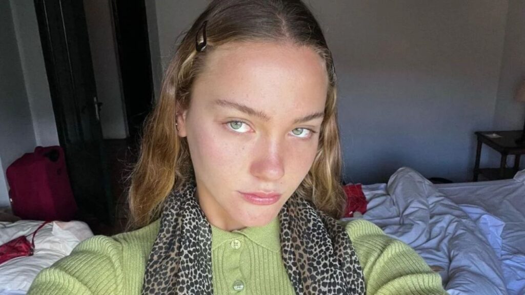 Sofía Solá, la hija de Maru Botana, vació su placard y mostró cómo armó la feria con ropa de su entorno