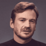 El fuerte accidente de Guillermo Pfening en Núñez tras chocar un auto estacionado y volcar