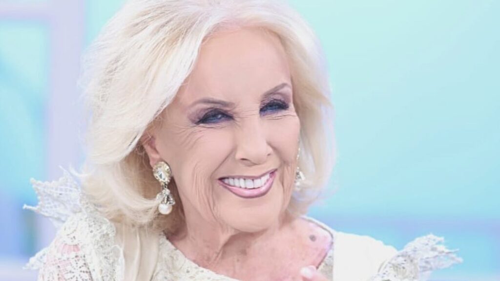 La periodista que se puso nerviosa ante una pregunta de Mirtha Legrand y terminó confesando su nuevo romance con un hombre ajeno a los medios
