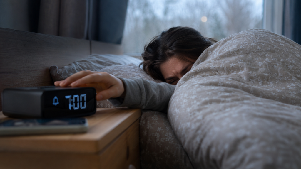 El error de posponer la alarma en invierno que hace que levantarse sea todavía más difícil