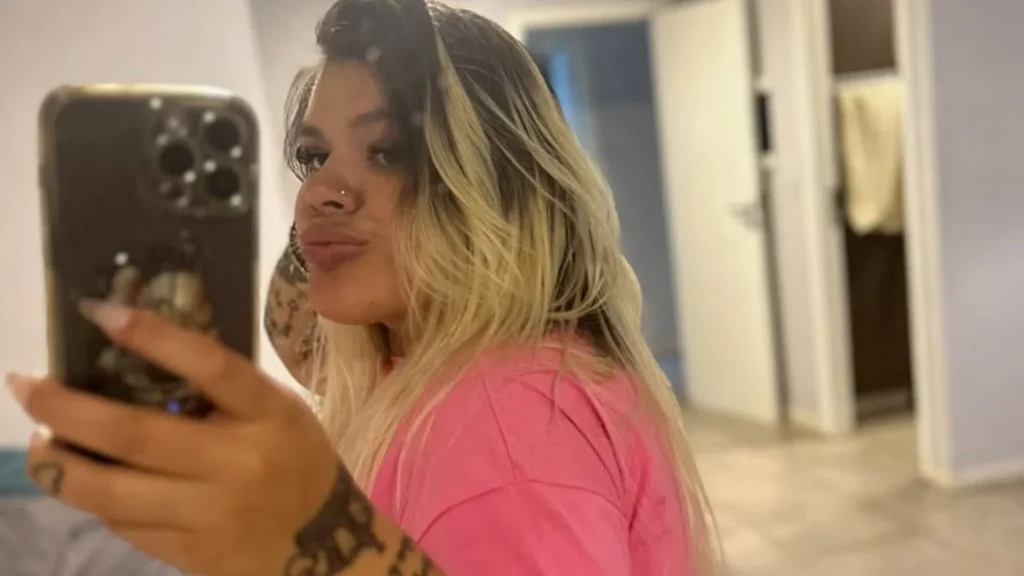 La foto de Morena Rial en su prisión domiciliaria que generó polémica: amigos, alcohol y un partido de por medio