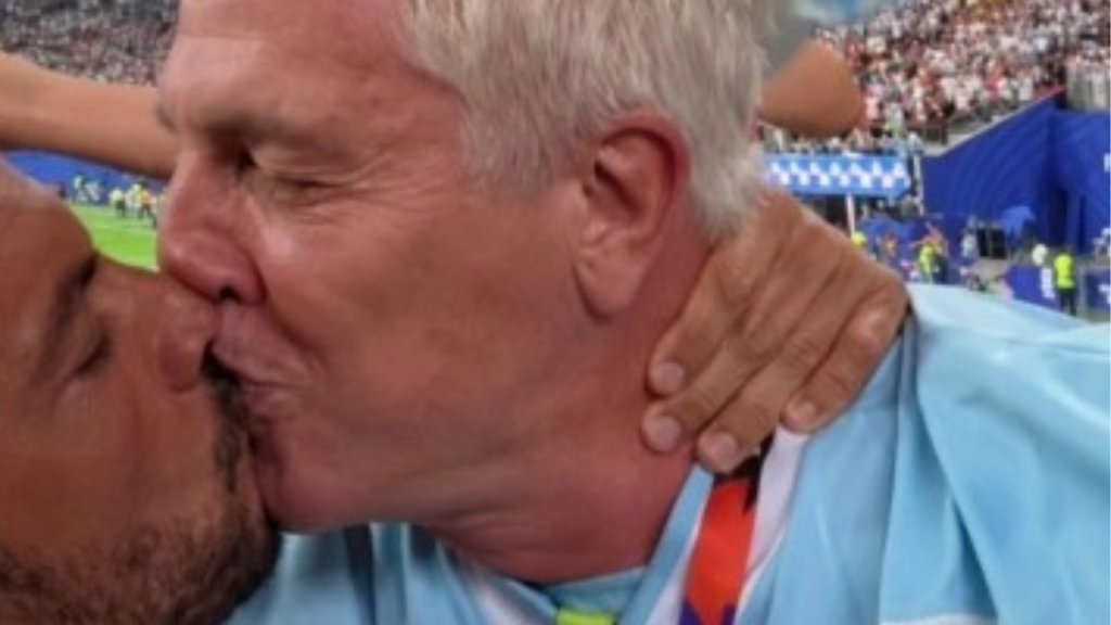 Marley celebró el triunfo de Argentina a los besos: quién es el hombre que lo acompañaba
