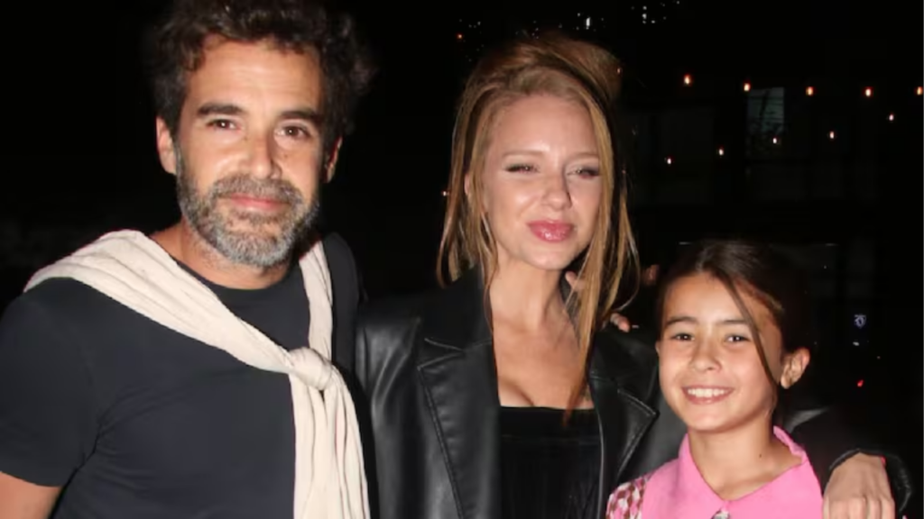 La adolescente festejó un día especial en Buenos Aires rodeada por su papá y la actual pareja del actor, mientras el viaje de su madre a Miami junto a Mauro Icardi dejó un vacío inesperado en las redes.