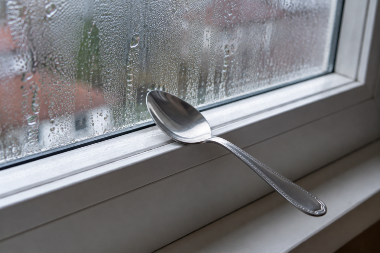 Poner una cuchara en la ventana: qué efecto tiene realmente y qué problema de humedad ayuda a evitar Poner una cuchara en la ventana: qué efecto tiene realmente y qué problema de humedad ayuda a evitar