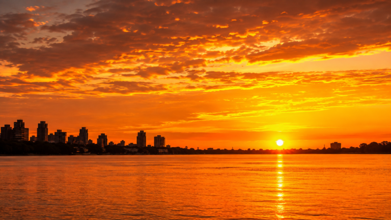 ¿Por qué el cielo se ve más anaranjado al atardecer? La explicación está en la atmósfera