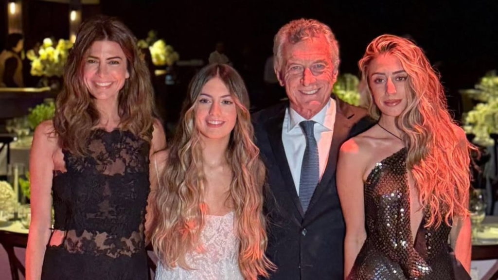 Antonia Macri celebró sus 15 con una entrada desde la cabina del DJ y dos cambios de look