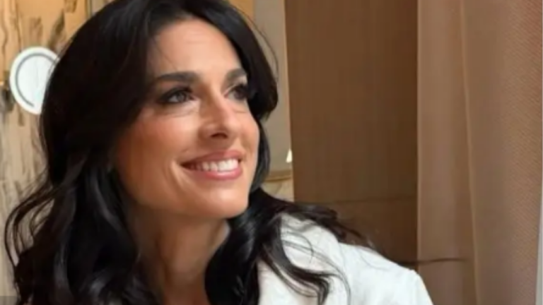 Gabriela Sabatini volvió a Roland Garros por la moda y eligió un look con guiños a su historia en el tenis Gabriela Sabatini volvió a Roland Garros por la moda y eligió un look con guiños a su historia en el tenis